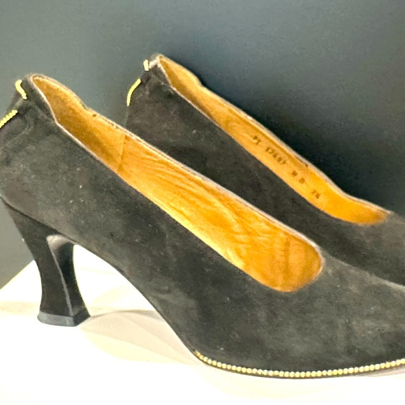 Stuart Weitzman Women's Black and Gold Courts - Picture 3 of 7